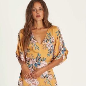 Billabong Floral Dress. Size Small. Missing small clasp on the back, as shown.